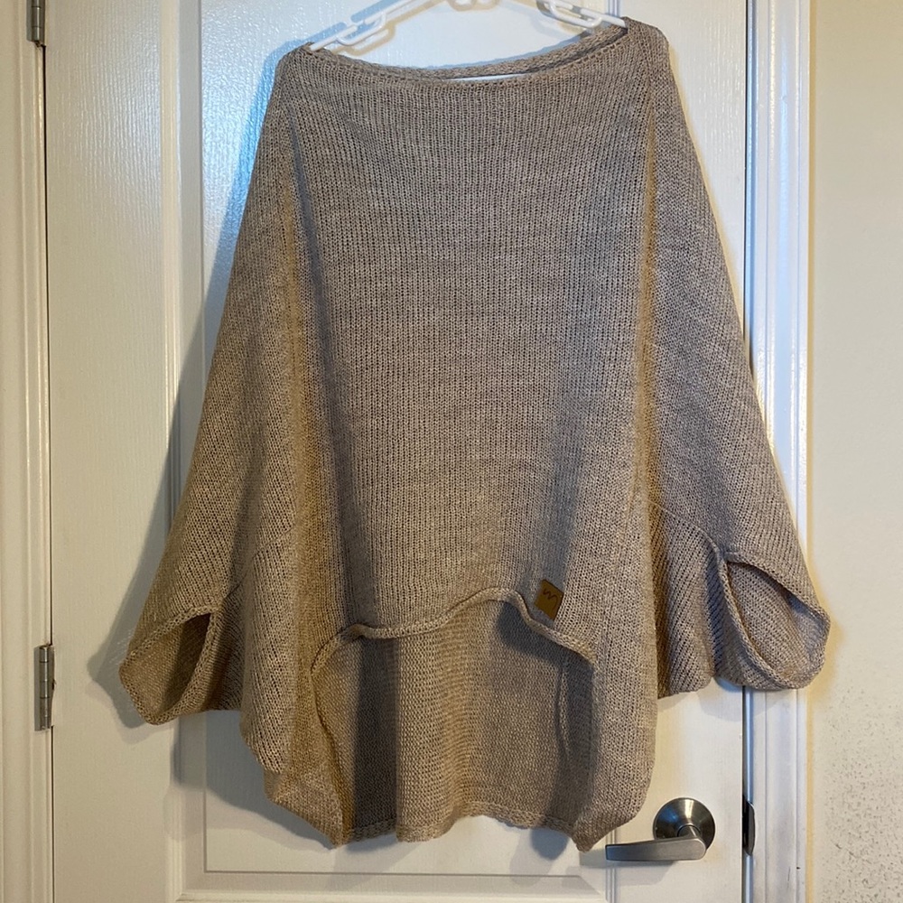 Trendy loose sweater, great condition